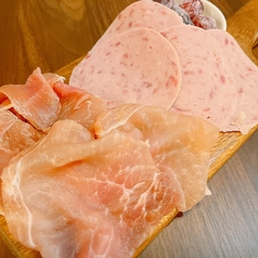 生ハムとサラミの盛り合わせ