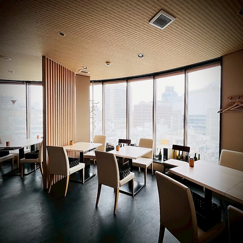 窓から街並みを望むテーブル席。落ち着いた雰囲気は、大切な方とのお食事やご宴会、接待にどうぞ！