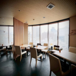 窓から街並みを望むテーブル席。落ち着いた雰囲気は、大切な方とのお食事やご宴会、接待にどうぞ！