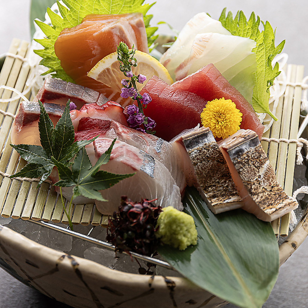 新鮮な海の幸が楽しめる盛り合わせ。目でも楽しめる彩り豊かな一皿で贅沢な味わいを堪能しませんか？