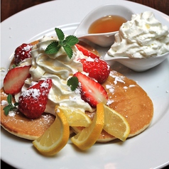 苺と生クリームのアイスパンケーキ