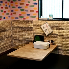 暖かな照明、木目調のテーブルと落ち着いた色合いで、リラックスしてごゆっくりとお寛ぎいただけます。木の温もり溢れる和空間で自慢の串かつをご堪能下さい♪※画像はイメージです。