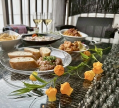 【テラス×ソファー】2名様～30名様程まで多用なシチュエーションに対応できるテラス席！