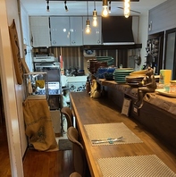 一人でも心地よい、灯りに癒されるバーカウンター