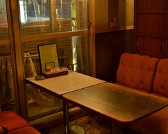 お店の奥のソファ席は半個室。4~6名様までご利用いただけます。同窓会やお祝いごとなどにおすすめ、パーティープランもございます!*写真は異なる場合がございます。