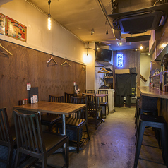 当店1階には、ゆったりお食事ができるテーブル席をご用意しております♪仲間と少人数で楽しめる海外屋台風となっており、バリアフリーにも対応しているためどなた様でも安心してご来店いただけます◎芳ばしい香りが漂う空間で、大山地鶏の絶妙な焼き加減の炭火串焼きを味わうワクワクするひとときをお過ごしくださいませ♪