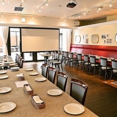 団体様大歓迎!貸切も可能!店内は着席で55名様まで、立食は80名様までご利用可能です。120インチのスクリーンや音響設備も完備しています。詳細はお気軽にお問い合わせ下さい。