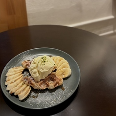 クロッフル　バニラアイス添えバナナ＆キャラメルソースの写真