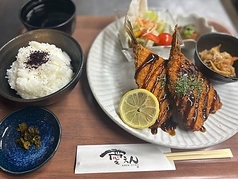 お得なランチメニューはご飯や味噌汁に小鉢付きで提供