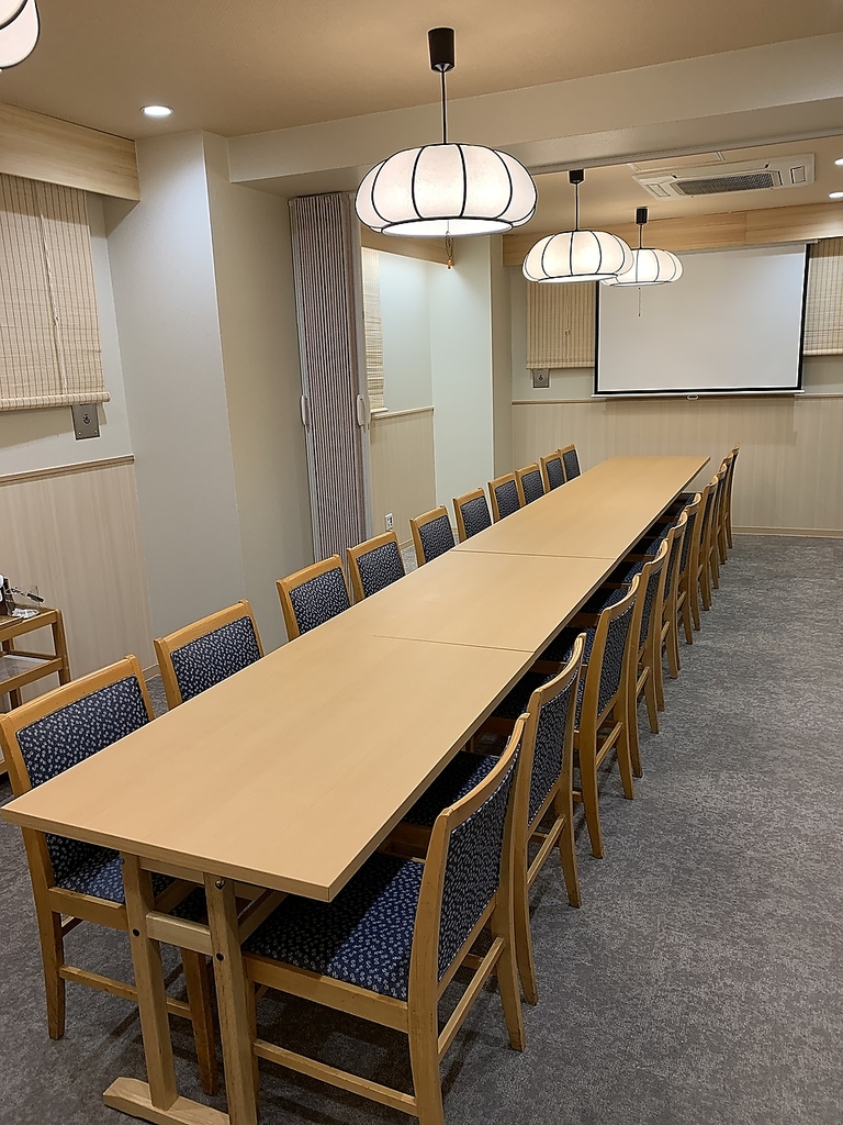 30名収容の「瑞穂の間」です。72インチスクリーンを常設。会議やセミナーにご活用ください。