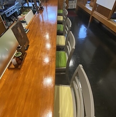 鉄板で豪快に焼き上げる宮崎牛ステーキを目の前で堪能。臨場感あふれるくわ焼きの炎と香りが、お一人様の時間を豊かに彩ります。お酒のお供に、旨みが閉じ込められたサクサクの冷製串を味わえば、一日の疲れも吹き飛びます。仕事帰りの「ちょっと一杯」から、大人の隠れ家デートまで最適な特等席です。