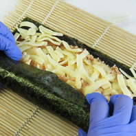 巻き加減までこだわる丁寧な準備