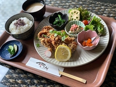 小鉢たっぷり彩り鮮やか唐揚げランチがおすすめ