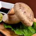 徳島産ジャンボ椎茸をはじめ、阿波食材にこだわって仕入れております。