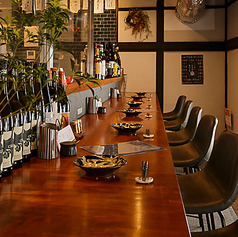 カウンター席は、料理人との距離が近く、焼き鳥や料理が作られる過程を間近で楽しむことができる特別な空間です。目の前で調理される様子を眺めながら、出来立ての料理を味わえるのは、カウンター席ならではの魅力◎カジュアルな雰囲気の中で、リラックスしたひとときをお過ごしください。