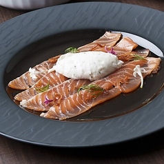 瞬間燻製で仕上げた絶品スモークサーモンの写真