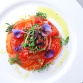 料理メニュー写真&nbsp;富士山サーモンのカルパッチョ～コラトゥーラとオリーブオイル～