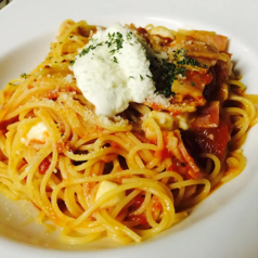 モッツァレラチーズとマスカルポーネが入ったトマトソースパスタ