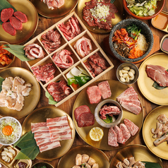 肉問屋直営 炭火で黒毛和牛と仙台牛タン全品食べ飲み放題 牛蔵 新橋店のコース写真