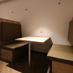 【ゆったり寛げるソファ席！4名様用テーブル】広々とした4名様用テーブルは、座り心地の良いソファ席です♪ご家族や友人との食事に最適で、ゆったりと会話を楽しみながらお過ごしいただけます。くつろぎの空間で、美味しい料理と楽しい時間をお過ごしください。