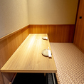 二名様のご利用やカップルにおすすめの横並びのお席です。2名様空間のソファー個室です。プライベート空間を存分に味わってください。デートなど大事な方と特別な時間を過ごす時にご利用ください。