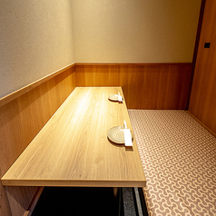 二名様のご利用やカップルにおすすめの横並びのお席です。2名様空間のソファー個室です。プライベート空間を存分に味わってください。デートなど大事な方と特別な時間を過ごす時にご利用ください。