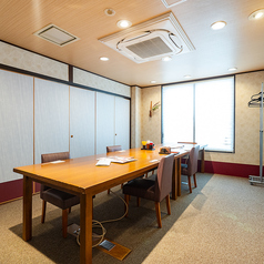 6名の個室が3部屋あります。
