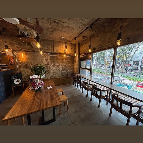 チキンオーバーライスが自慢のカフェ。夜景や定禅寺通りの並木道を眺めて寛げます。