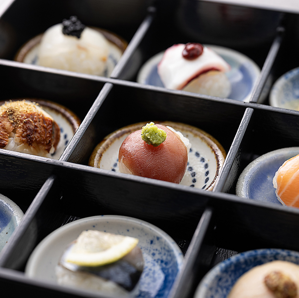 色とりどりの手まり鮨が詰まった玉手箱。ひと口ごとに贅沢な美味しさが広がり心満たされる体験が可能