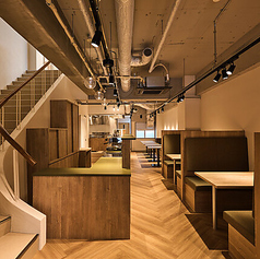 【貸切可能!最大30名様まで対応の開放的な空間】最大20名様まで貸切可能です◎ワンフロアの開放的な店内は、一体感のある宴会にぴったりです。20名様以上の場合は、4日前の23:59までにご連絡ください。結婚式の二次会や各種パーティーにもおすすめです♪