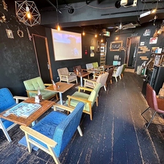 シモキタザワ カクレガ カフェダイニング＆ROLL アンドロールの雰囲気1