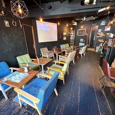 シモキタザワ カクレガ カフェダイニング＆ROLL アンドロールの雰囲気1