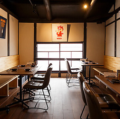 テーブル席は、友人や家族とゆっくりと食事を楽しむのに最適なスペース◎4人掛けのテーブルが3卓用意されており、アットホームな雰囲気の中で、会話を楽しみながらお料理を味わえます！落ち着いた内装と温かみのある雰囲気が、心地よい食事の時間を演出します。