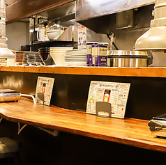 お一人様でも気軽に本格焼肉を楽しめる空間です。目の前でスタッフの調理風景を眺めながら、厳選された赤身肉と新鮮なホルモンを堪能できます。仕事帰りやちょっとした贅沢に、一人焼肉で至福の時間をお過ごしください。