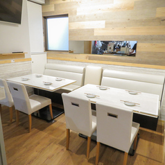 店内にはゆったりとくつろげるソファー席をご用意。仕事終わりの一杯や同僚との食事にも最適な空間です！（4名様×2テーブル）