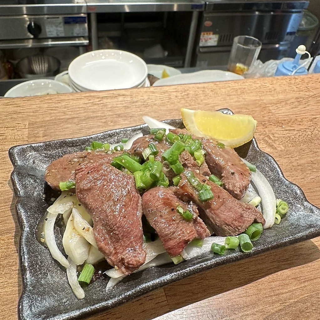 口の中でとろけるような柔らかさと旨味がぎゅっと詰まったタンの鉄板焼きは噛むほどに味わい深い一皿