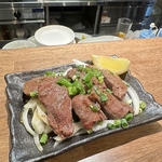 口の中でとろけるような柔らかさと旨味がぎゅっと詰まったタンの鉄板焼きは噛むほどに味わい深い一皿