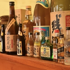 沖縄定番の泡盛でお料理に花を添えます◎