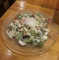 料理メニュー写真&nbsp;バジルとチーズのシーザーサラダ~温玉のせ~