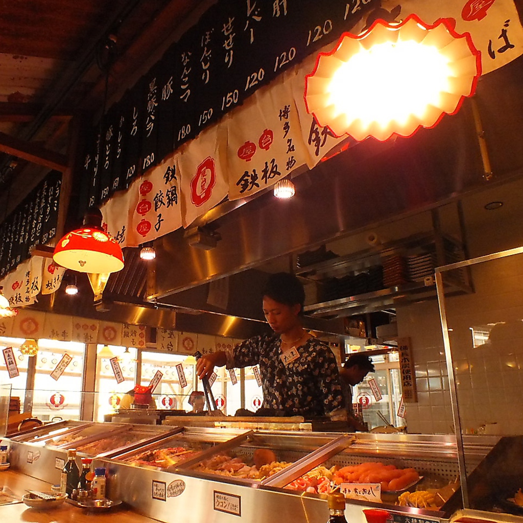 【博多もつ鍋】カウンターには新鮮な博多串焼きやおでんなど安くて旨い屋台メシがずらりと並びます!!