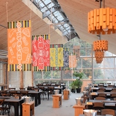 広々としたおしゃれな空間で、屋内ながらも開放的な牡蠣小屋です。