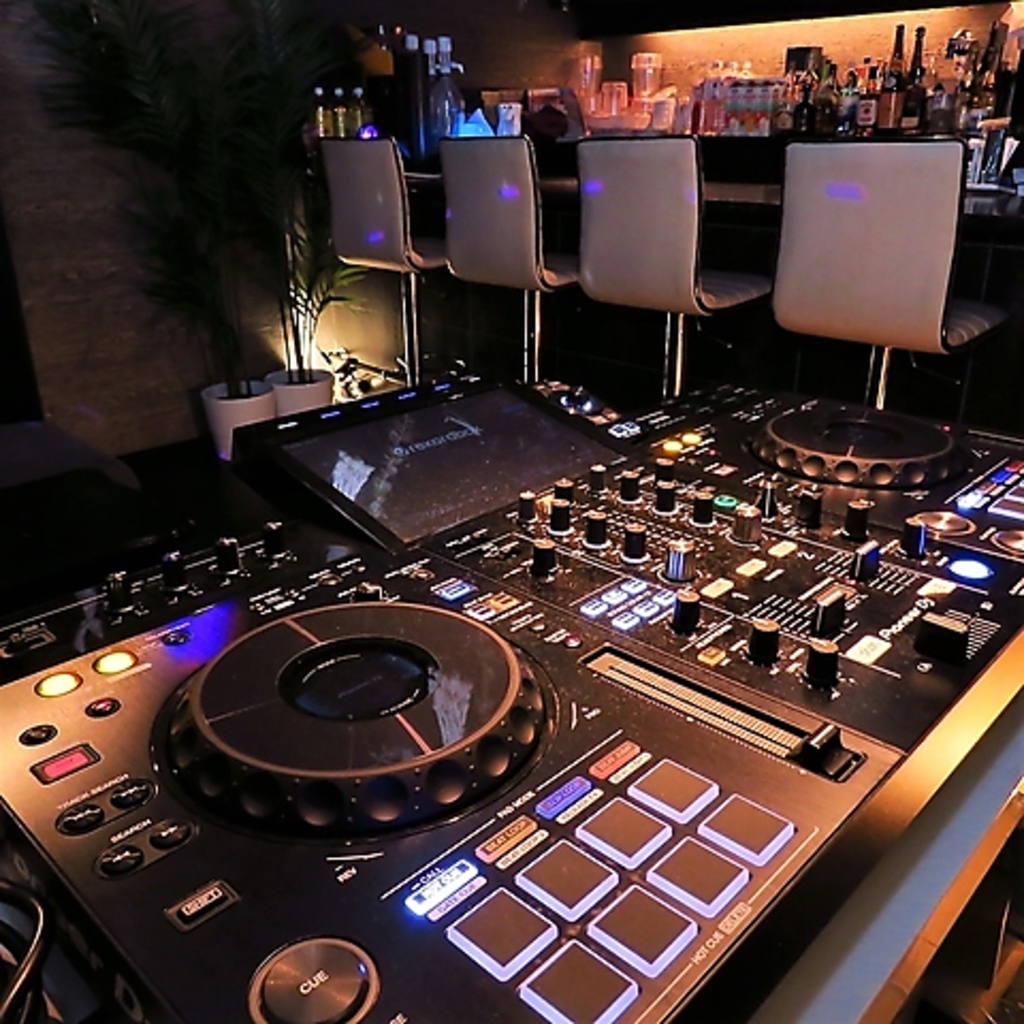 DJブースがある当店で、お友達と一緒に盛り上がり、パーティーや記念日のお祝いにも最適な空間です♪