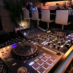 DJブースがある当店で、お友達と一緒に盛り上がり、パーティーや記念日のお祝いにも最適な空間です♪