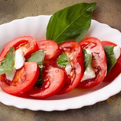 摘みたてバジルとたっぷりモッツァレラのカプレーゼ　～トマト、バジル、モッツァレラの三重奏～
