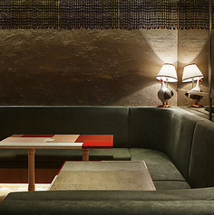 【京都スエヒロガリ】【カップルシート席:2席×1卓】落ち着いた雰囲気の中でゆっくりとお食事を楽しめます。カップルとのデートにぴったりですので、大切な方との時間をより一層特別なものに。ご友人との会食にも最適で、会話が自然と弾みます。