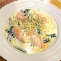 サーモンとほうれん草のクリームソースの写真