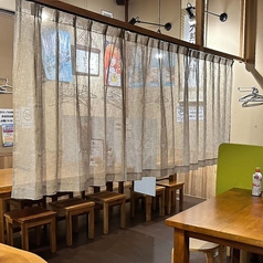 木の温もりあふれるアットホームな店内には、最大12名様までご利用いただける半個室をご用意。透け感のあるのれんで仕切られており、お店の程よい活気を感じながらプライベートな時間をお楽しみいただけます。職場の飲み会や気の置けないお仲間との集まりに、ぜひご活用ください。
