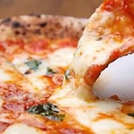 自家製ピザ生地を使用、高温の石窯で焼き上げます