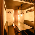 3～4名様の個室は、プライベートな空間で心ゆくまでリラックスできる環境です。大人のための洗練された空間で、特別な人との大切なひとときをお過ごしください。落ち着いた雰囲気の中で、美味しい料理や飲み物を楽しみながら、心温まる会話を交わすのに最適な場所です。1、2Fの指定はできませんので、ご了承ください。