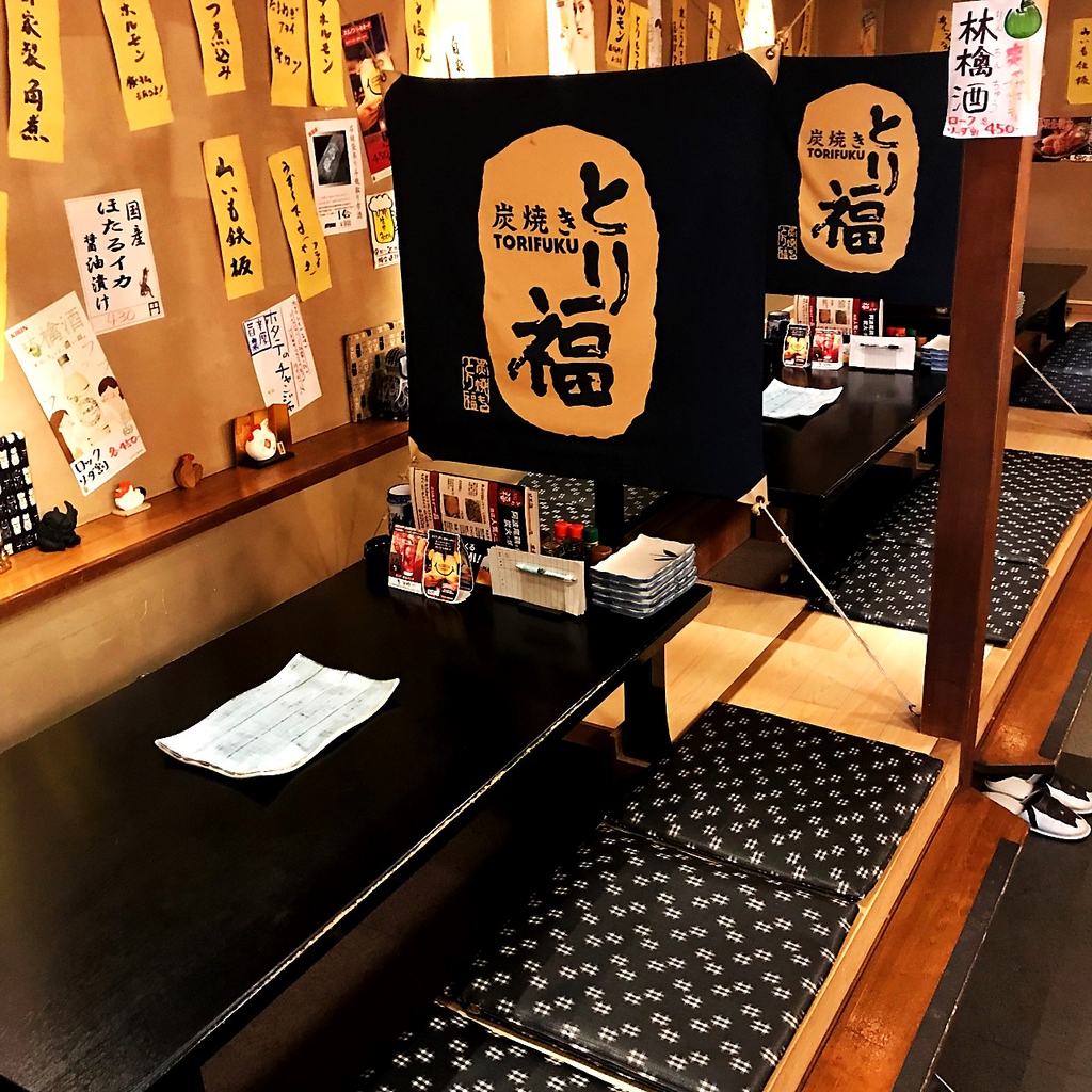 掘りごたつなので足をのばしてくつろいで♪おいしい焼鳥を食べて♪